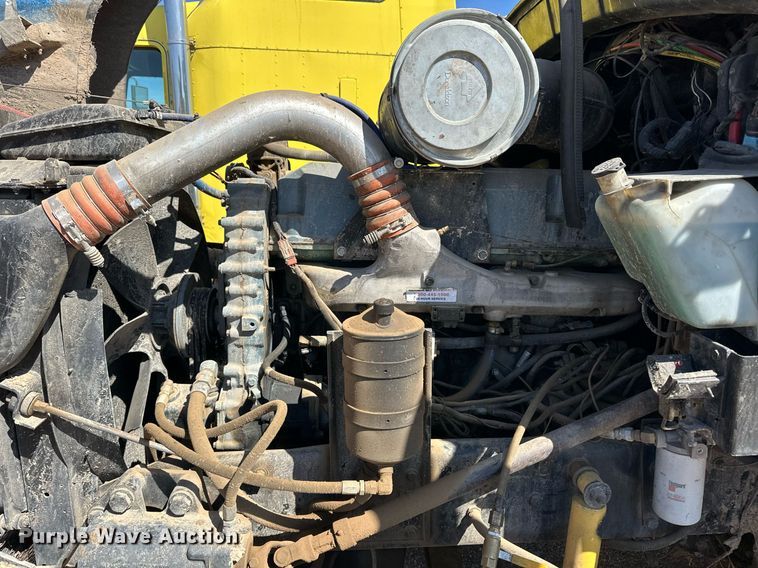 image for item ER8935 1993 Kenworth T600 semi truck