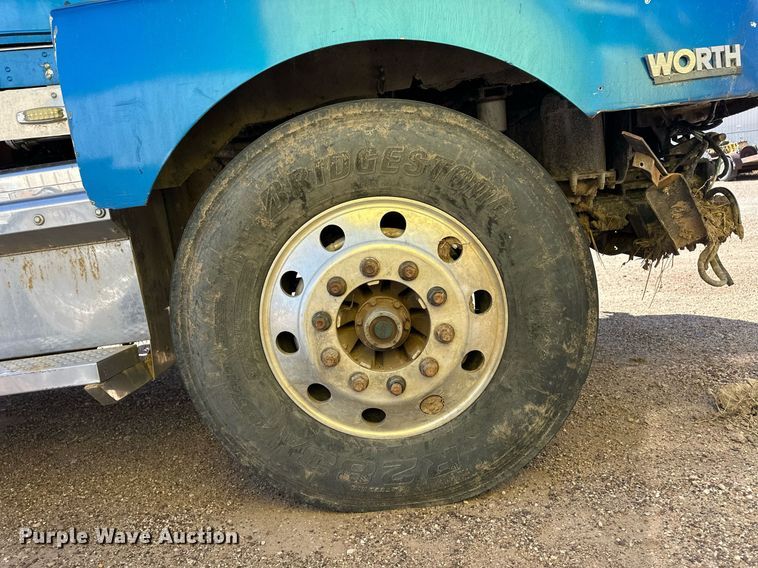 image for item ER8935 1993 Kenworth T600 semi truck