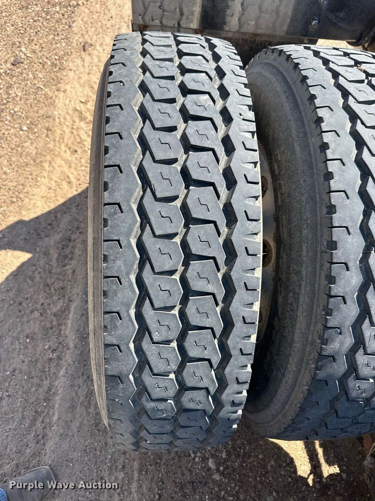 image for item ER8935 1993 Kenworth T600 semi truck