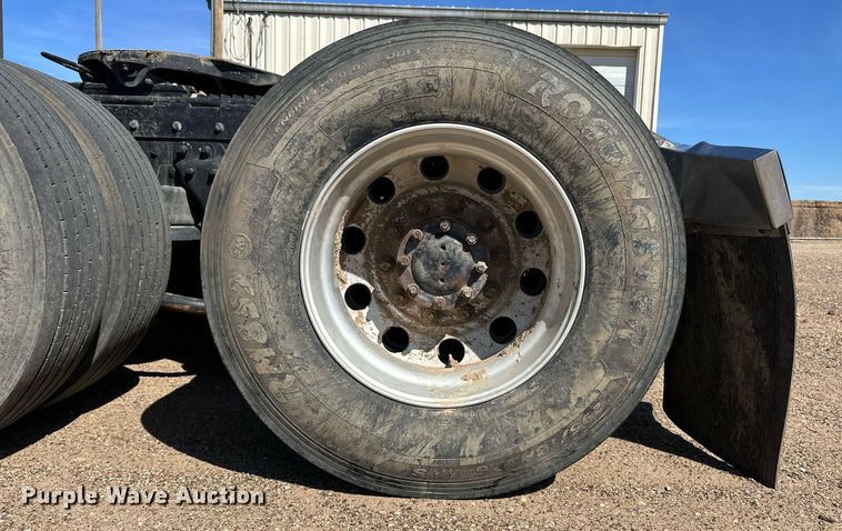 image for item ER8935 1993 Kenworth T600 semi truck