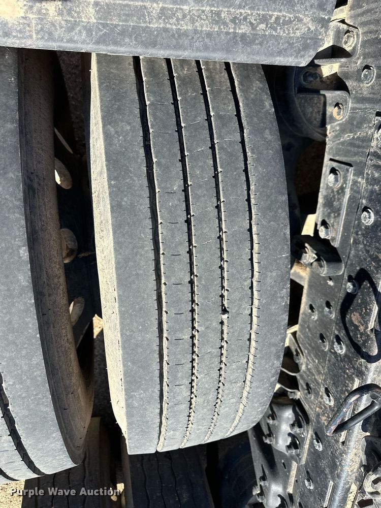 image for item ER8935 1993 Kenworth T600 semi truck