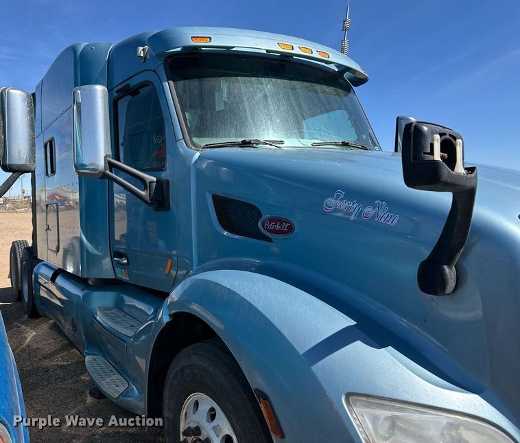 image for item ER8936 2016 Peterbilt 579 semi truck