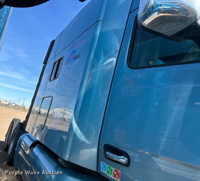 image for item ER8936 2016 Peterbilt 579 semi truck