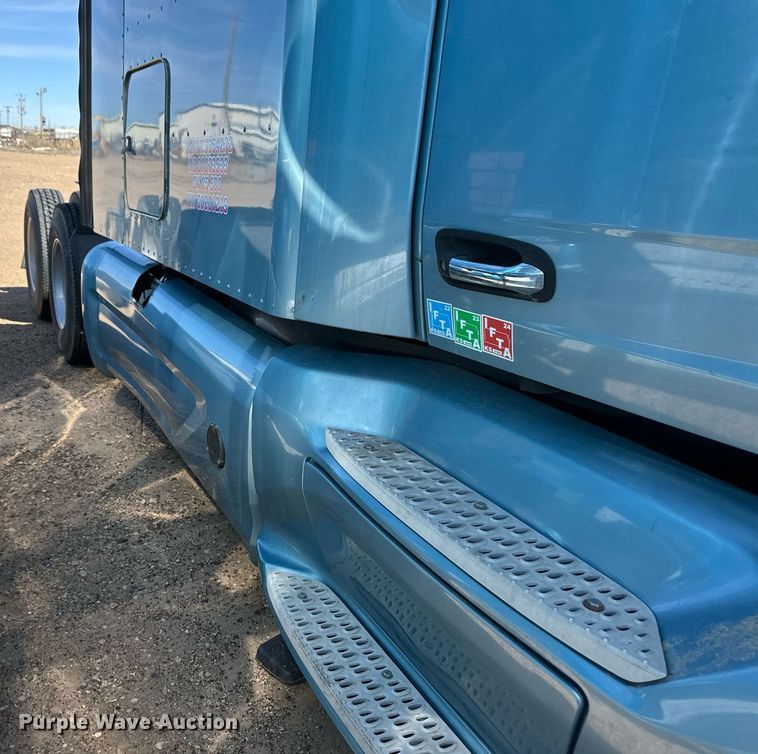 image for item ER8936 2016 Peterbilt 579 semi truck