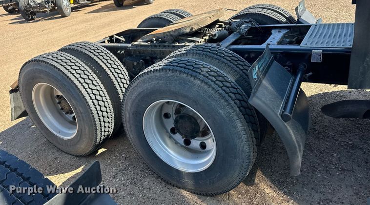 image for item ER8936 2016 Peterbilt 579 semi truck