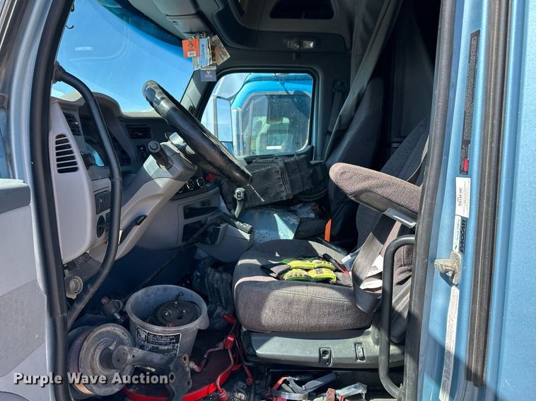 image for item ER8936 2016 Peterbilt 579 semi truck
