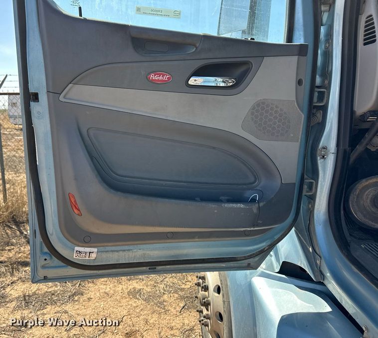 image for item ER8936 2016 Peterbilt 579 semi truck
