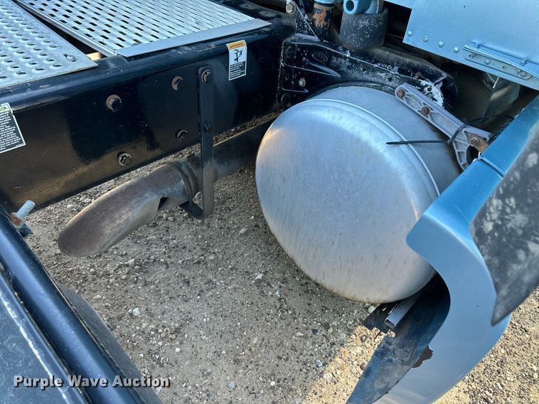 image for item ER8936 2016 Peterbilt 579 semi truck