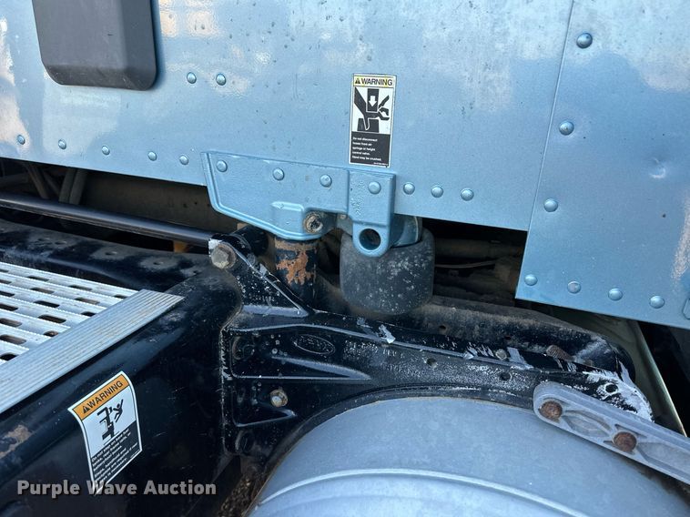 image for item ER8936 2016 Peterbilt 579 semi truck