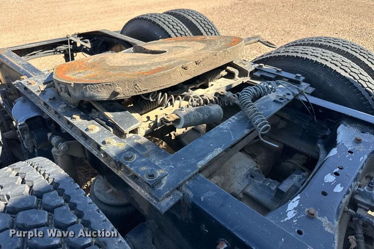 image for item ER8936 2016 Peterbilt 579 semi truck