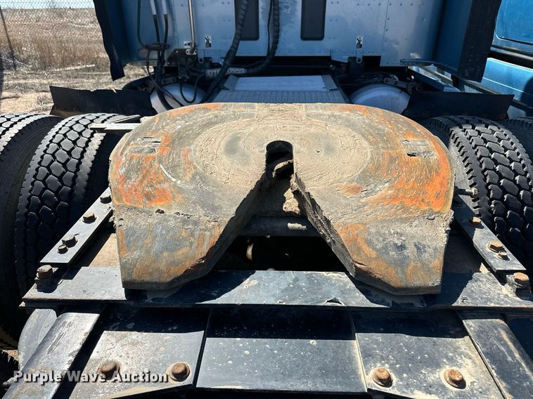 image for item ER8936 2016 Peterbilt 579 semi truck