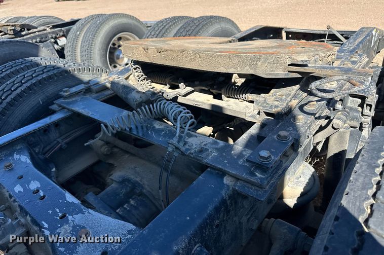 image for item ER8936 2016 Peterbilt 579 semi truck