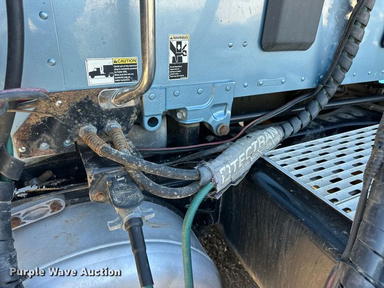 image for item ER8936 2016 Peterbilt 579 semi truck