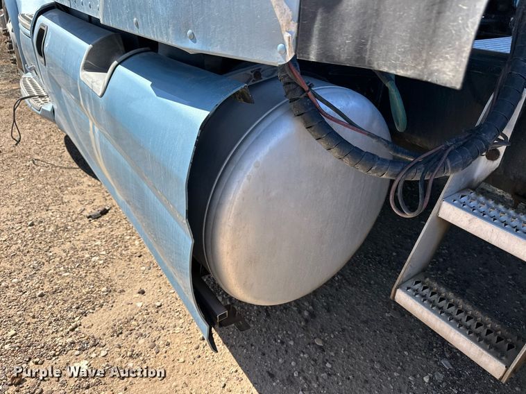 image for item ER8936 2016 Peterbilt 579 semi truck