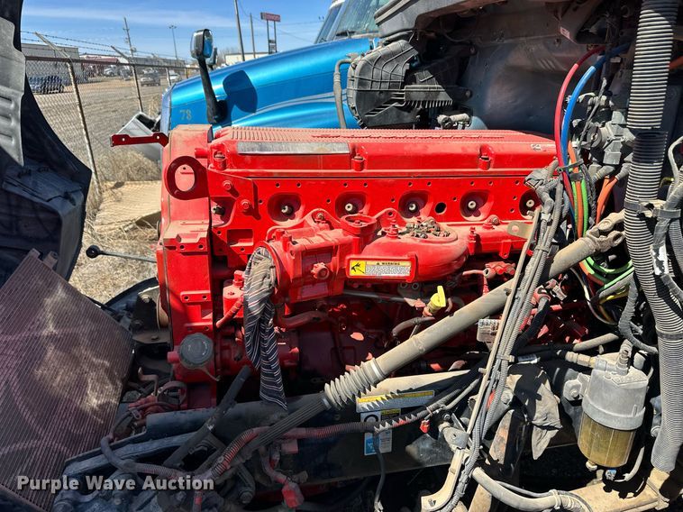 image for item ER8936 2016 Peterbilt 579 semi truck