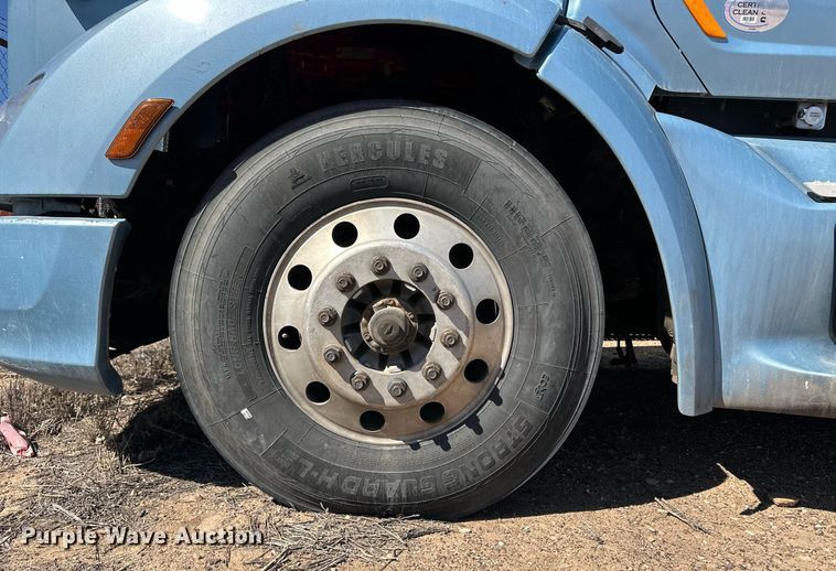 image for item ER8936 2016 Peterbilt 579 semi truck