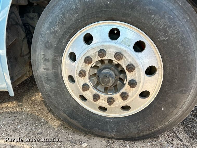 image for item ER8936 2016 Peterbilt 579 semi truck