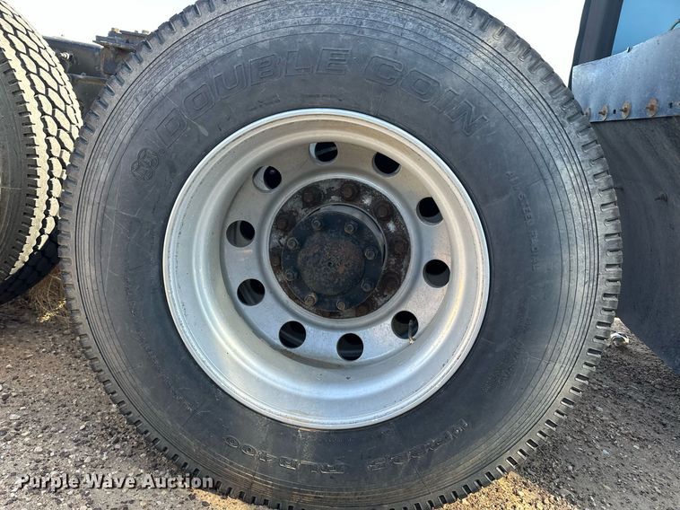 image for item ER8936 2016 Peterbilt 579 semi truck