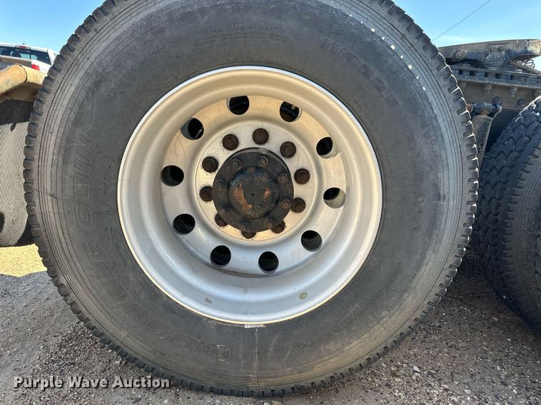 image for item ER8936 2016 Peterbilt 579 semi truck