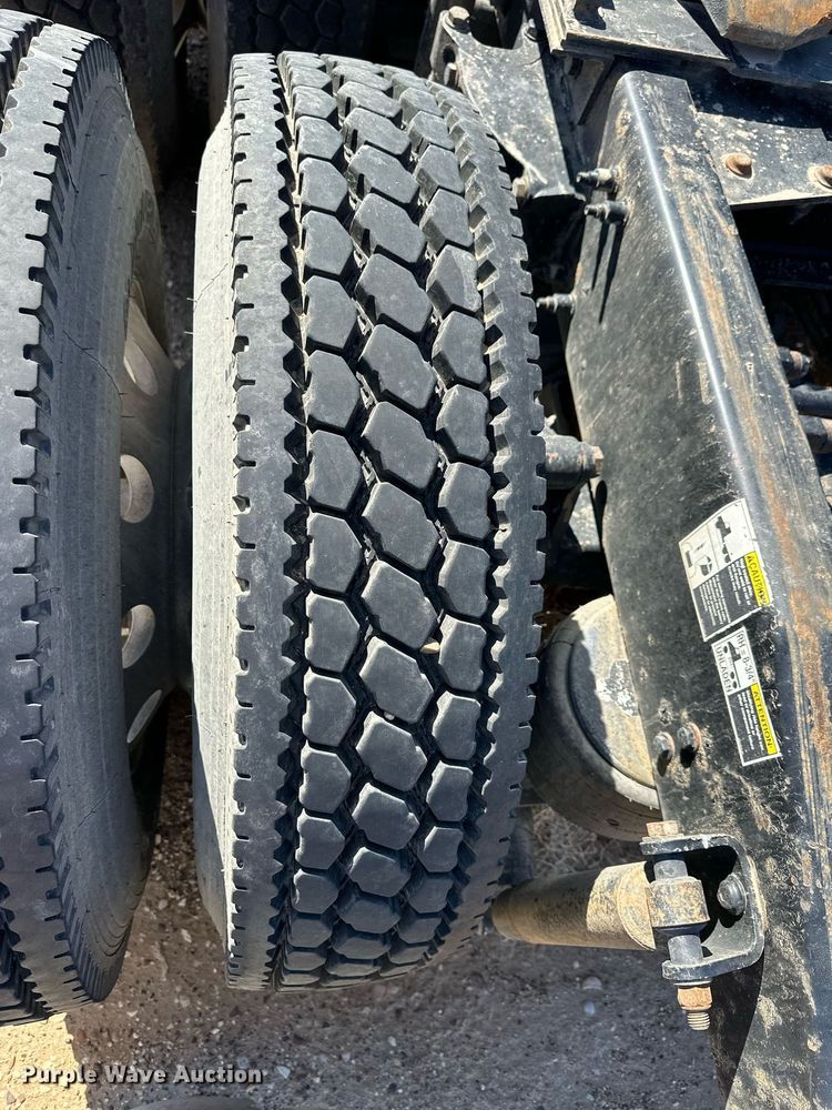 image for item ER8936 2016 Peterbilt 579 semi truck