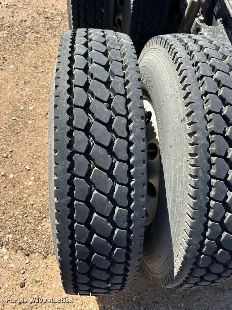 image for item ER8936 2016 Peterbilt 579 semi truck