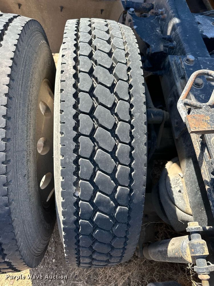 image for item ER8936 2016 Peterbilt 579 semi truck