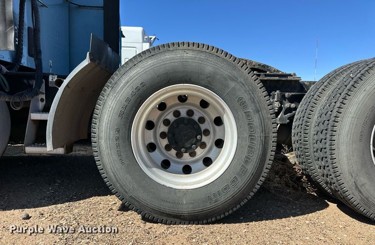 image for item ER8936 2016 Peterbilt 579 semi truck