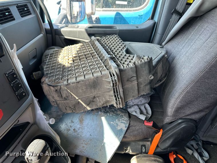 image for item ER8936 2016 Peterbilt 579 semi truck