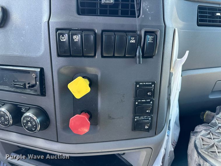 image for item ER8936 2016 Peterbilt 579 semi truck