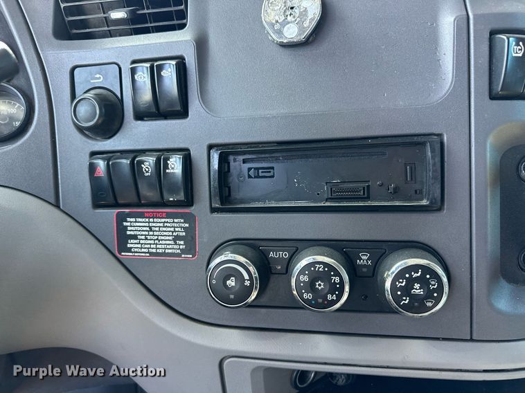 image for item ER8936 2016 Peterbilt 579 semi truck