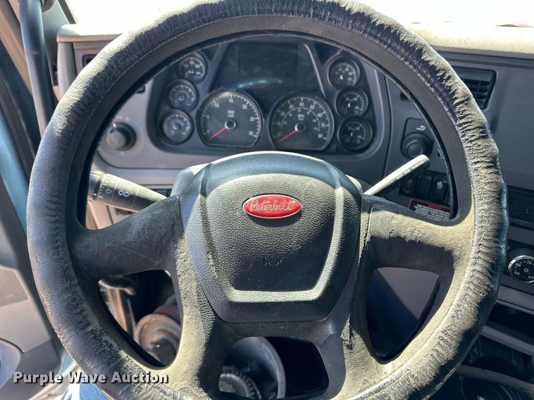 image for item ER8936 2016 Peterbilt 579 semi truck