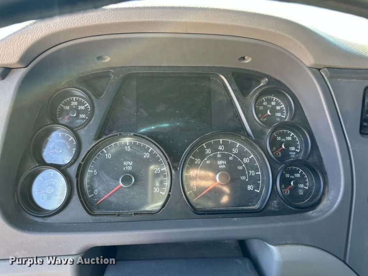 image for item ER8936 2016 Peterbilt 579 semi truck