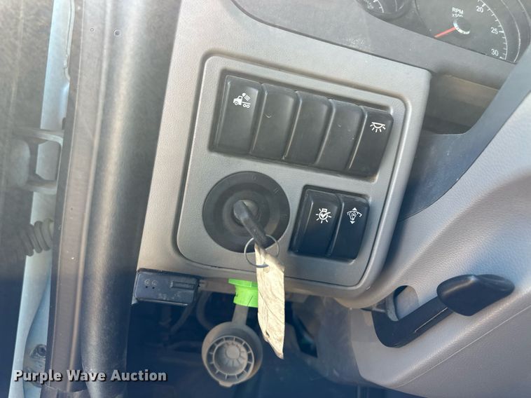 image for item ER8936 2016 Peterbilt 579 semi truck