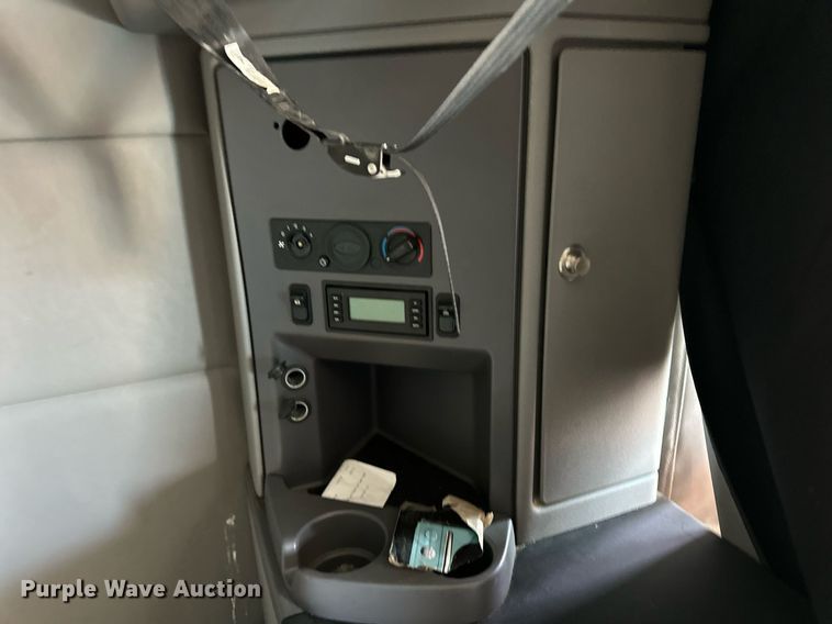 image for item ER8936 2016 Peterbilt 579 semi truck