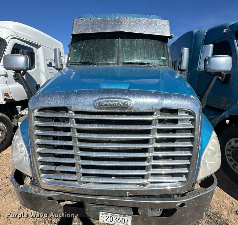 image for item ER8937 2010 Freightliner Cascadia semi truck