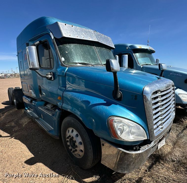 image for item ER8937 2010 Freightliner Cascadia semi truck