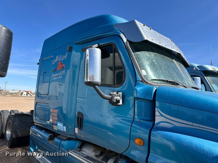 image for item ER8937 2010 Freightliner Cascadia semi truck