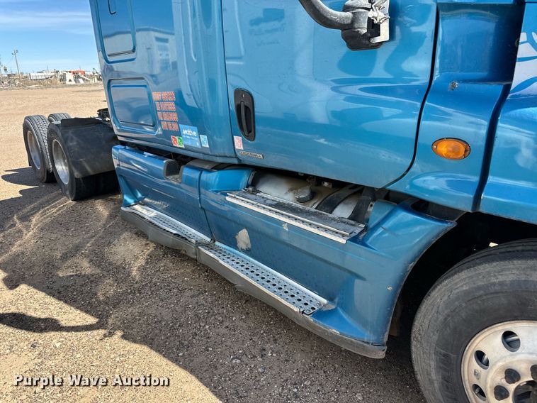 image for item ER8937 2010 Freightliner Cascadia semi truck