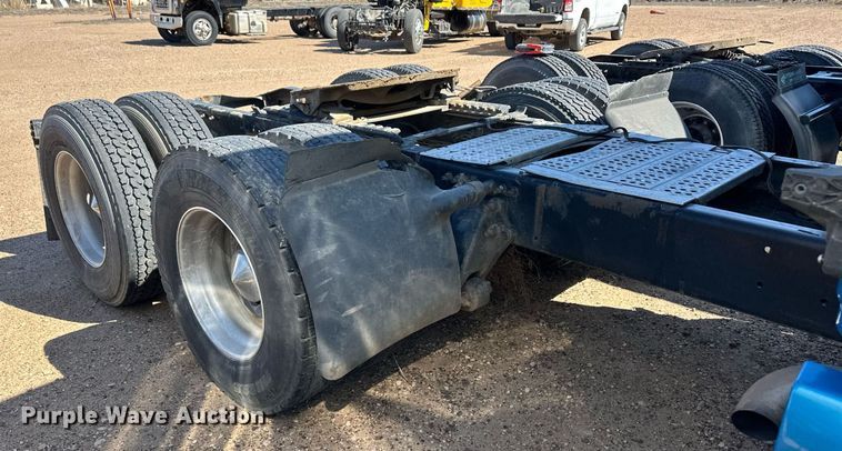 image for item ER8937 2010 Freightliner Cascadia semi truck