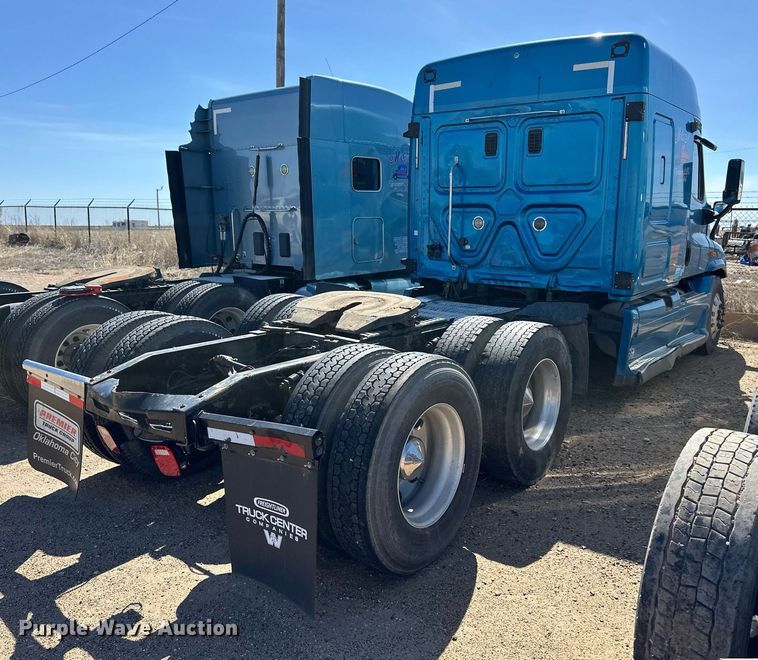 image for item ER8937 2010 Freightliner Cascadia semi truck