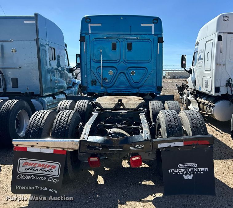 image for item ER8937 2010 Freightliner Cascadia semi truck