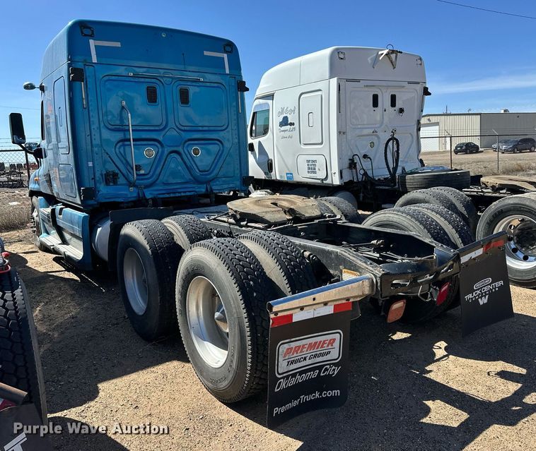 image for item ER8937 2010 Freightliner Cascadia semi truck