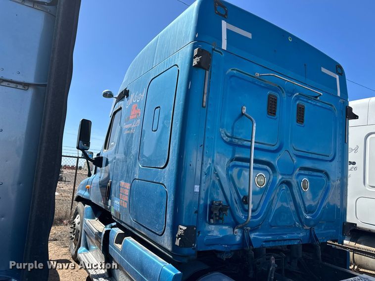 image for item ER8937 2010 Freightliner Cascadia semi truck