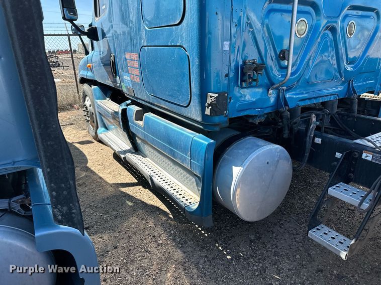 image for item ER8937 2010 Freightliner Cascadia semi truck