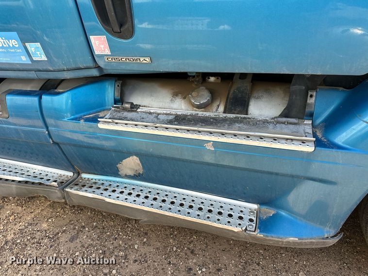 image for item ER8937 2010 Freightliner Cascadia semi truck