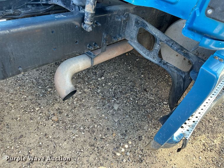 image for item ER8937 2010 Freightliner Cascadia semi truck