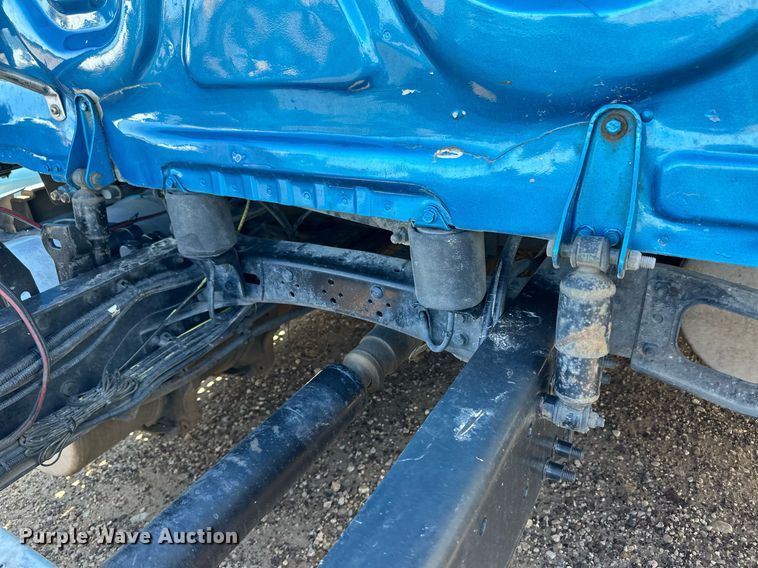 image for item ER8937 2010 Freightliner Cascadia semi truck