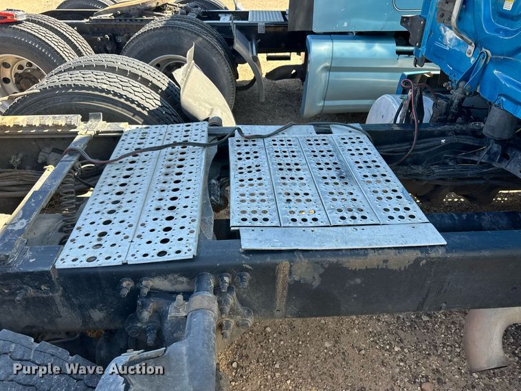 image for item ER8937 2010 Freightliner Cascadia semi truck