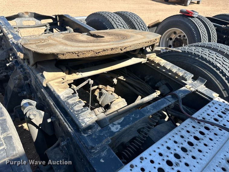 image for item ER8937 2010 Freightliner Cascadia semi truck