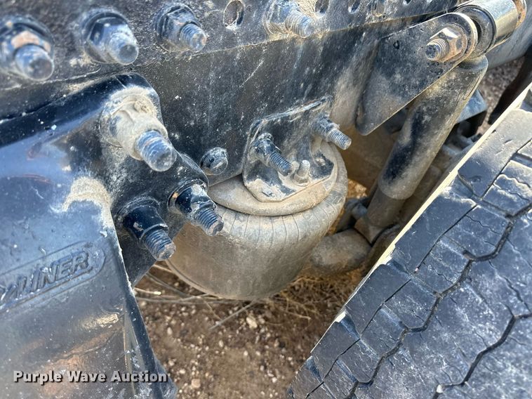 image for item ER8937 2010 Freightliner Cascadia semi truck